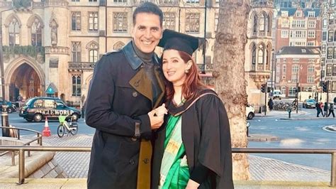 Akshay Kumar gets emotional as Twinkle graduates from University of ...