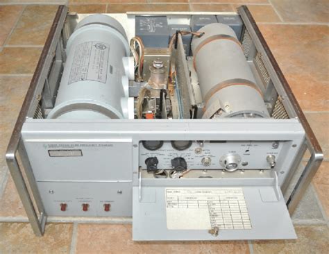 Hewlett-Packard 5060A cesium beam atomic clock with cover removed ...