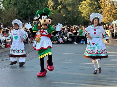 ‘A Christmas Fantasy Parade’ Performance Schedule Changing to Accommodate Disneyland’s 2023 ...