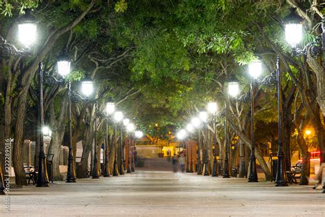 Paseo de la Princesa in old San Juan, Puerto Rico, at dusk Stock-foto ...