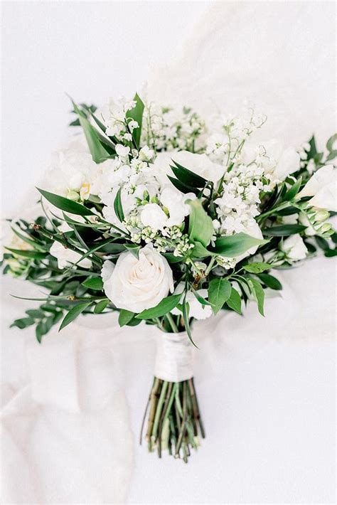 All White Wedding Bouquets Inspiration [2022 Guide & FAQs] | Simple ...