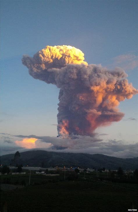 Ecuador volcano throws up spectacular ash plume - BBC News