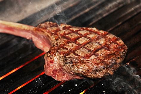 Tomahawk Steak On Gas Grill | pietaet.at