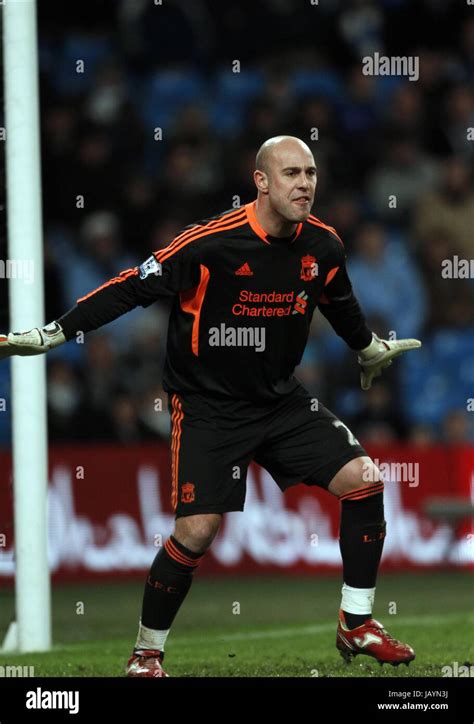 PEPE REINA LIVERPOOL FC LIVERPOOL FC ETIHAD STADIUM MANCHESTER ENGLAND 11 January 2012 Stock ...