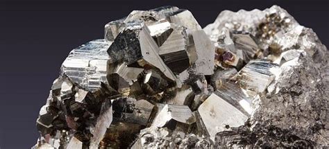 Difference Between Metallic and Non-metallic Minerals (with Comparison Chart) - Key Differences