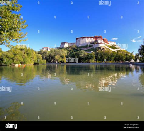 Lhasa skyline hi-res stock photography and images - Alamy