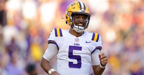 LSU quarterback Jayden Daniels announces return for 2023