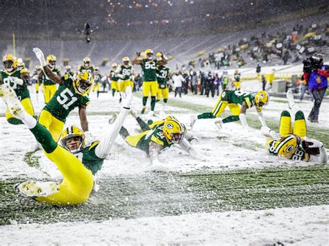 13 cool images from the Packers' snowy smackdown of the Titans