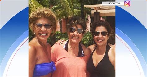 Hoda dons bikini to visit Bahamas with her mom, sister