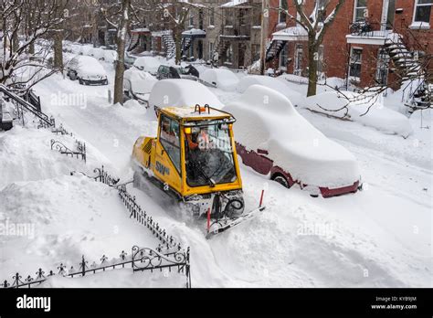 Montreal snow removal hi-res stock photography and images - Alamy