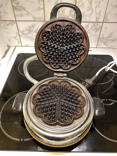 Bought this today for $8. Electric cast iron waffle maker. Swedish brand, Elektro-Standard model ...