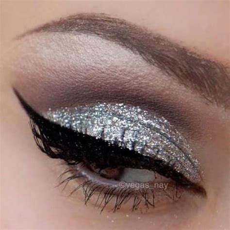 Pin by Debora velloso on Maquiagem | Silver glitter makeup, Silver eye ...