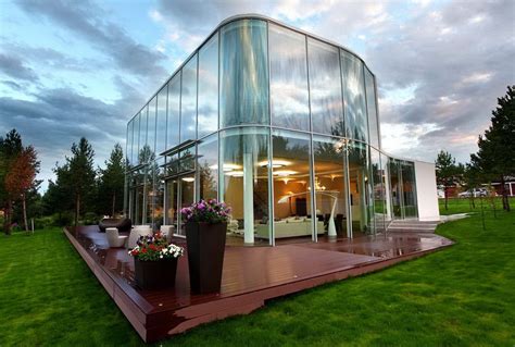 20 Incredibly Stunning Glass House Designs
