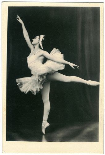 Galina Ulanova in 'Swan Lake'_Gatob; 52. Photo M. M. Gershmana & E. Z. Lesova | Vintage ballet ...