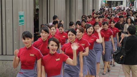 26 Airlines Around The World With The Best Cabin Crew Uniforms | Cabin ...