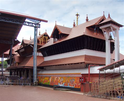 Guruvayur Temple Dress Code, Special Darshan & Information - My Travel ...