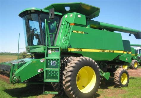 John Deere Combine Models: A Visual Guide | MachineFinder