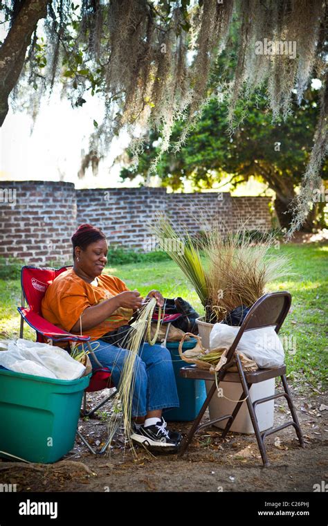 Gullah basket weaving hi-res stock photography and images - Alamy