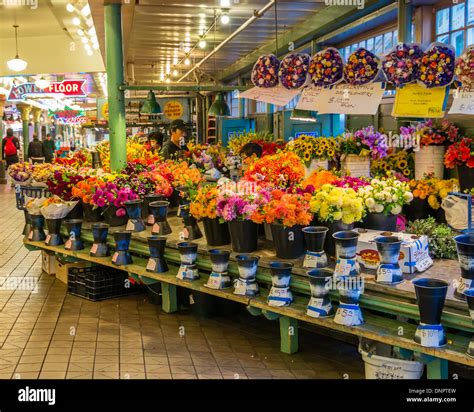 Flower market stall with fresh flowers on display Pike Place Market ...