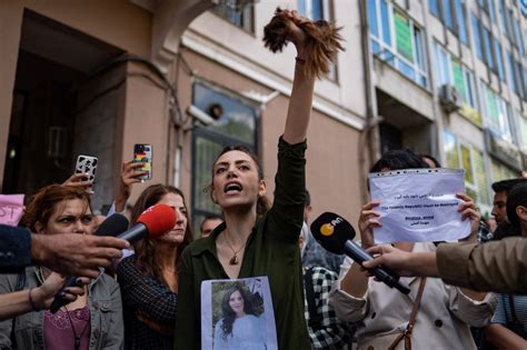 Woman cuts hair at İstanbul protest for Iran's Amini - Turkish Minute