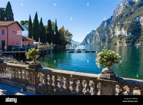 Du lac à Riva del Garda, Lac de Garde, Vénétie, Italie Photo Stock - Alamy