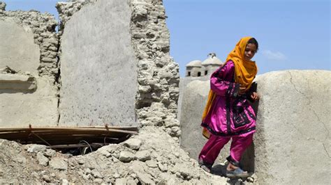 Death toll rises to 330 in Pakistan quake | CNN