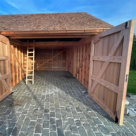 Porte de garage en bois fabriquée par la menuiserie Delvaux Concept