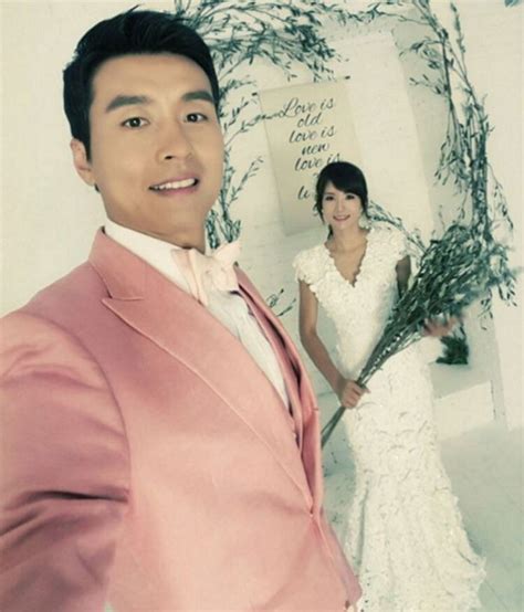 Lee Dong Gook and His Wife Pose for Their 10-Year Anniversary Wedding ...