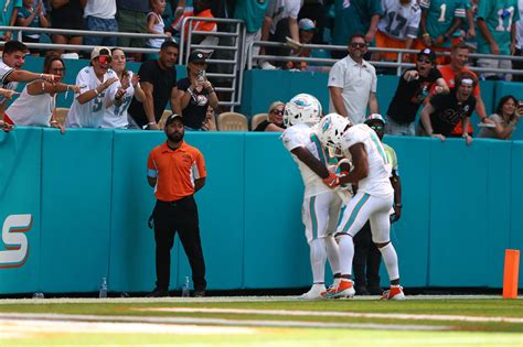 Tyreek Hill's 'handcuffed' TD celebration after police incident - Los Angeles Times