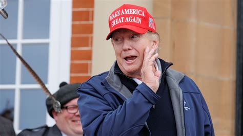 Donald Trump greeted by hat-waving workers at Turnberry golf resort ...