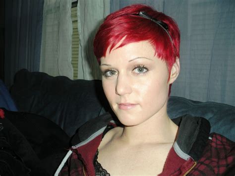 bright red pixie Pixie Cut Rot, Red Pixie Cuts, Cute Pixie Cuts, Short Spiky Hairstyles, Popular ...
