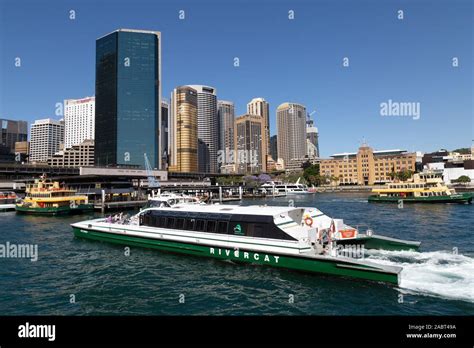 Ferries in sydney harbour hi-res stock photography and images - Alamy