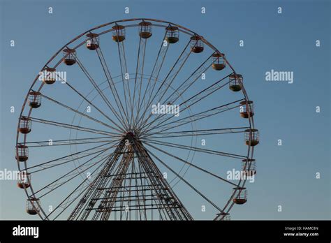 Ferris wheel central pier blackpool Stock Photo - Alamy