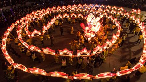 FOTO: Tarian Naga Meriahkan Festival Lentera di China - Foto Liputan6.com