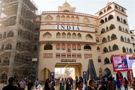 Wagah Border - Lowering Flag Ceremony in Lahore, India/Pakistan Border « Happymind