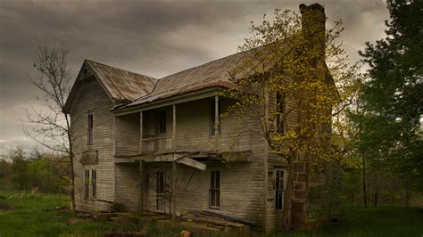 Photographer captures 'Hauntingly Beautiful' abandoned homes - ABC7 Chicago