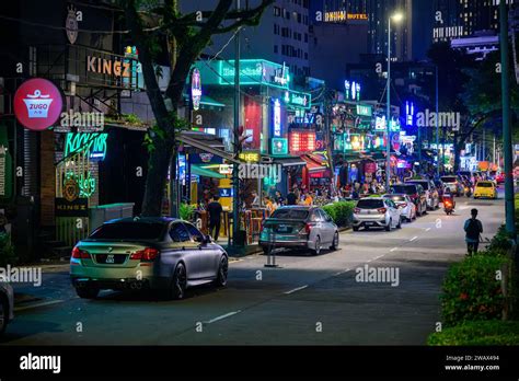 Kuala Lumpur nightlife. A busy evening on Changkat Bukit Bintang Stock Photo - Alamy