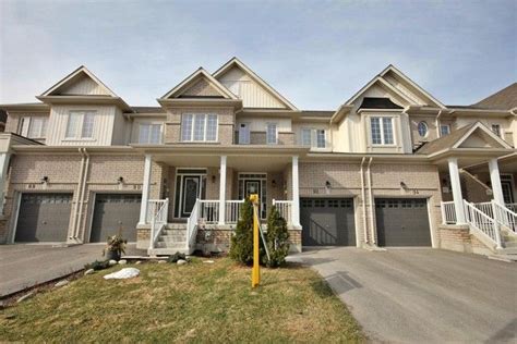 92 Matthewson Avenue, Bradford, Ontario | House styles, Mansions, House