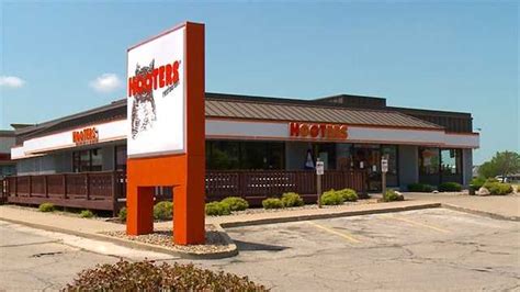 Hooters closes its only metro location