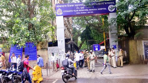 Mumbai: Policeman slaps resident doctor at Sion hospital