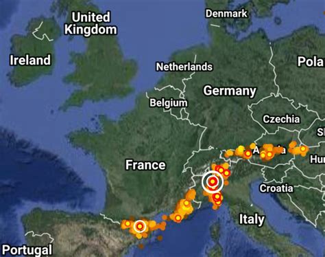 Real-time Lightning Map | Roger Swannell