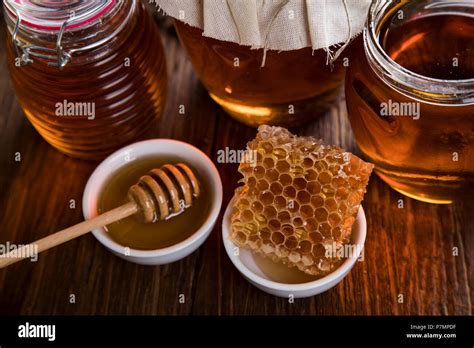 Jar of honey with honeycomb Stock Photo - Alamy