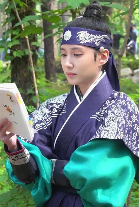 Rey, King Outfit, Drama Tv Shows, Chinese Boy, Dark Wallpaper, Affection, Traditional Dresses ...