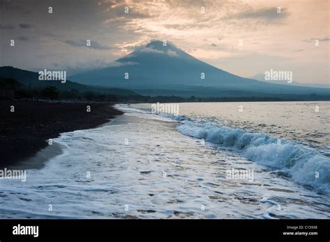 Sunrise behind Gunung Agung from the beach in Amed, Bali, Indonesia ...