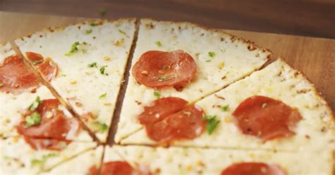 This Crustless Pizza Recipe Is All Cheese ... And More Cheese | HuffPost Canada