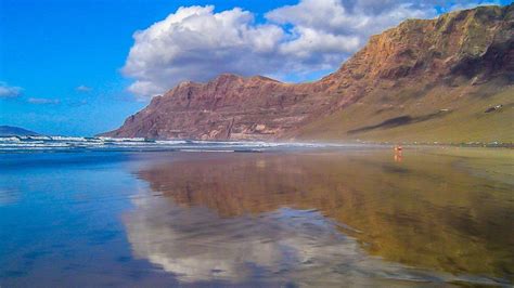 Best Surfing Beaches in Lanzarote - Bluetabu.com