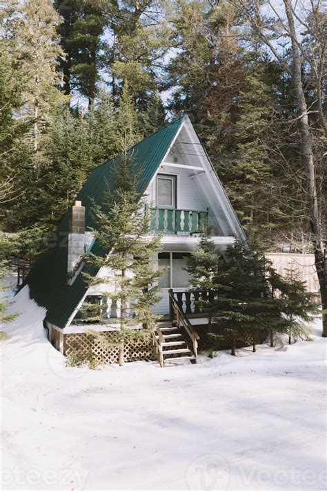 Cabin in the woods in winter 7437986 Stock Photo at Vecteezy