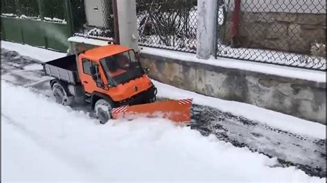 RC Unimog Snow Plow Turns Sidewalk Cleaning Into Epic Way to Spend a Winter Day - autoevolution