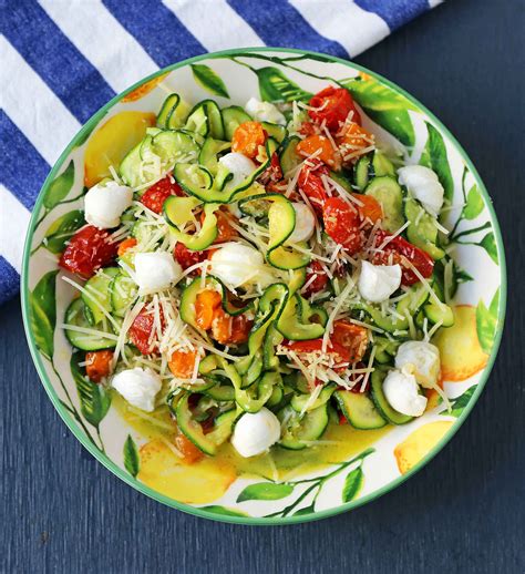 Zucchini Noodles with Tomatoes, Fresh Mozzarella, and Basil – Modern Honey