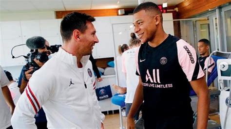 Welcome to Paris: Messi meets PSG teammates